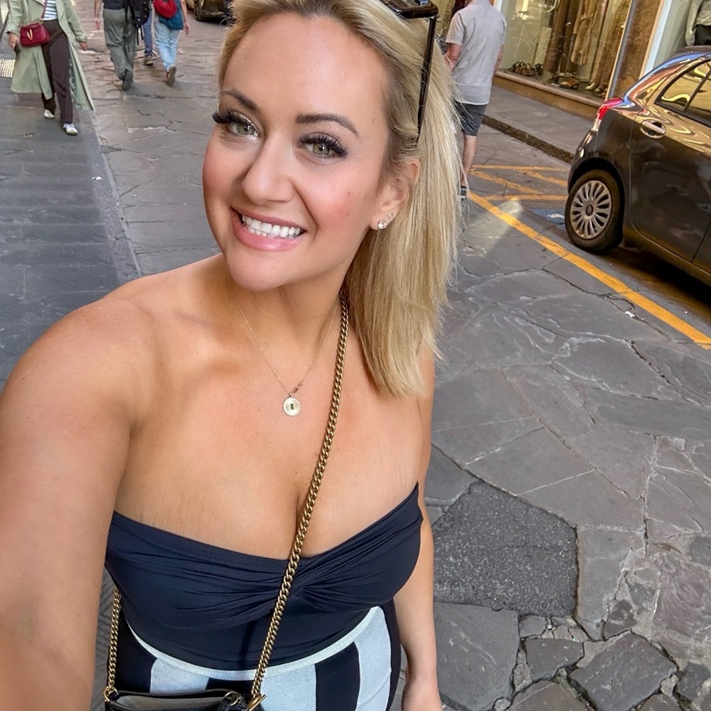 Meet your Posher, Nicole - Picture 2 of 9